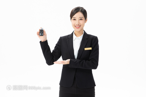 女性汽車銷售員展示車鑰匙專業攝影指南